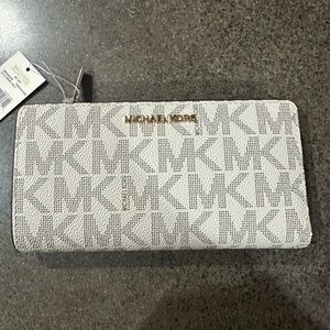 BNWT MK Wallet!
